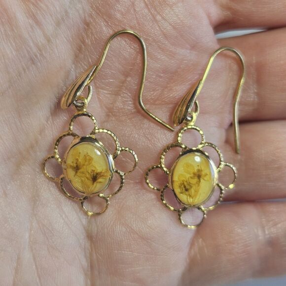 Unbranded Jewelry - Gold Tone Cream Flower In Oval Resin Dangling Earrings